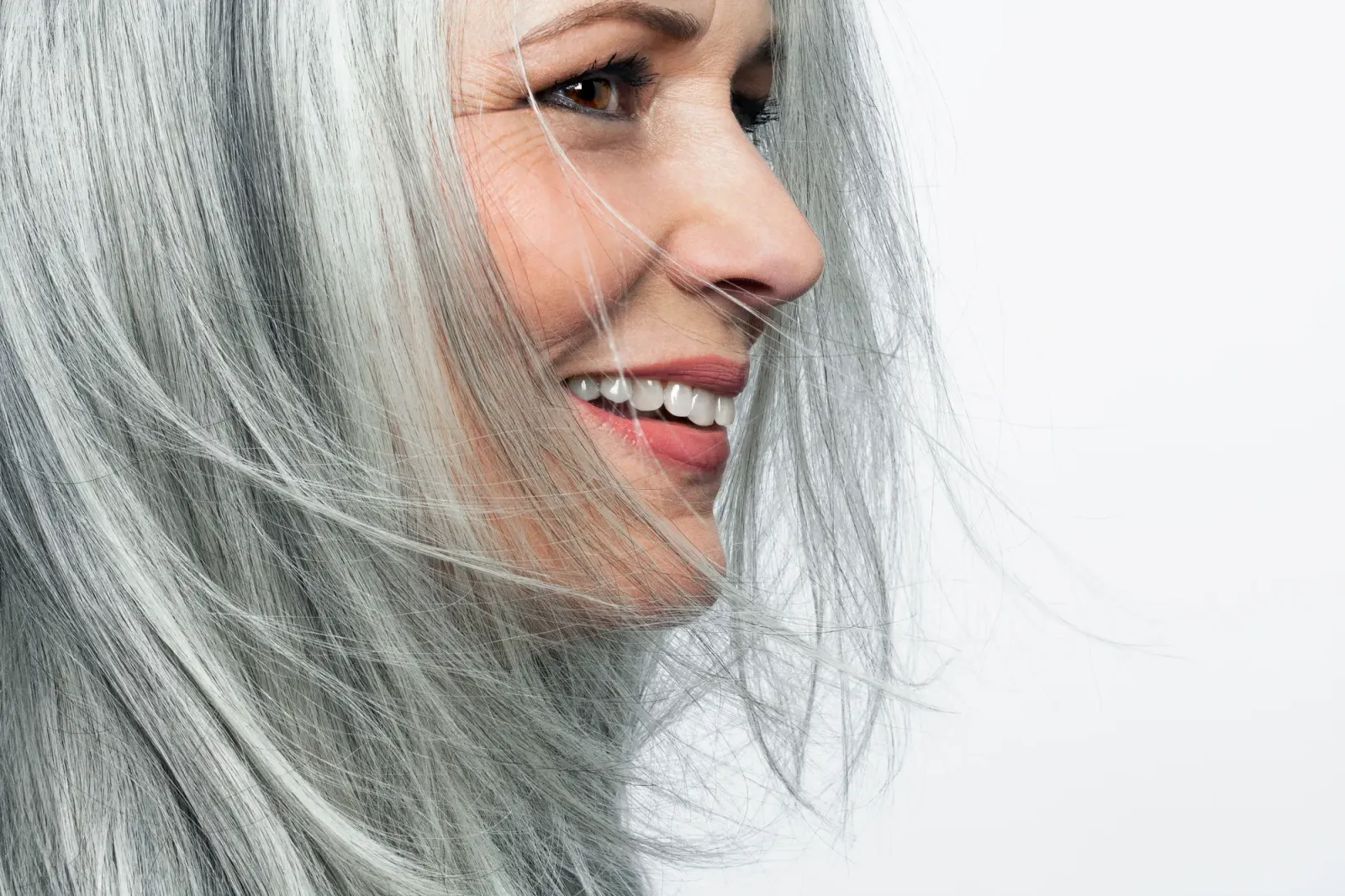 Bu Gümüş Saç Bakım İpuçları ile Grileşen Saçlarınızı Yumuşak ve Parlak Tutun